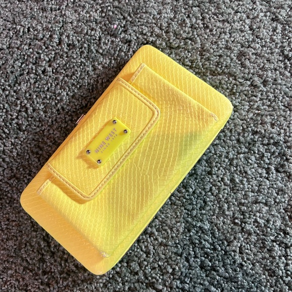 ๐ Neon Yellow Nine West Full-Sized Clasp Wallet โจ - Picture 3 of 6